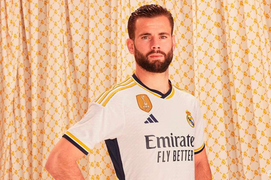 Nacho posa con la nueva camiseta del Real Madrid