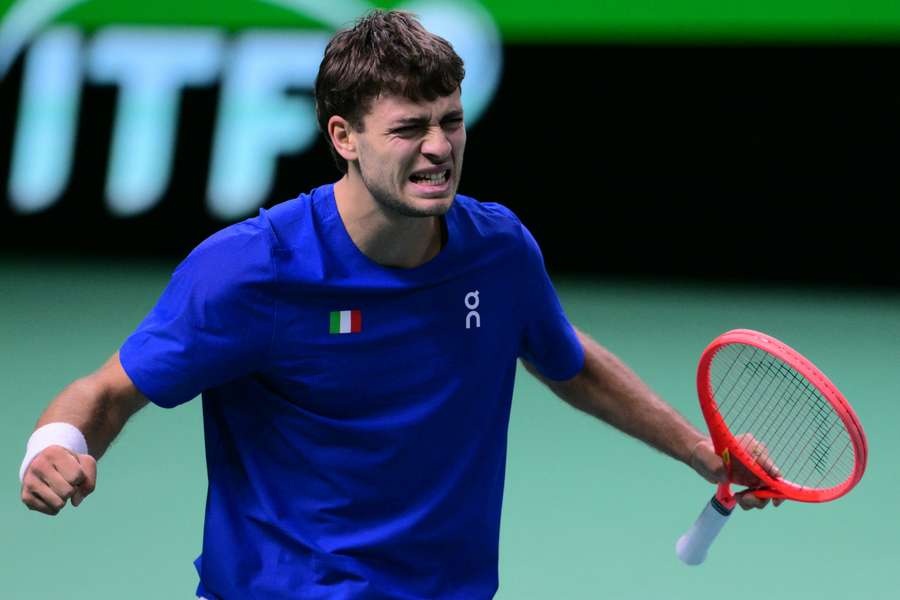 Flavio Cobolli celebra vitória épica sobre o belga Zizou Bergs