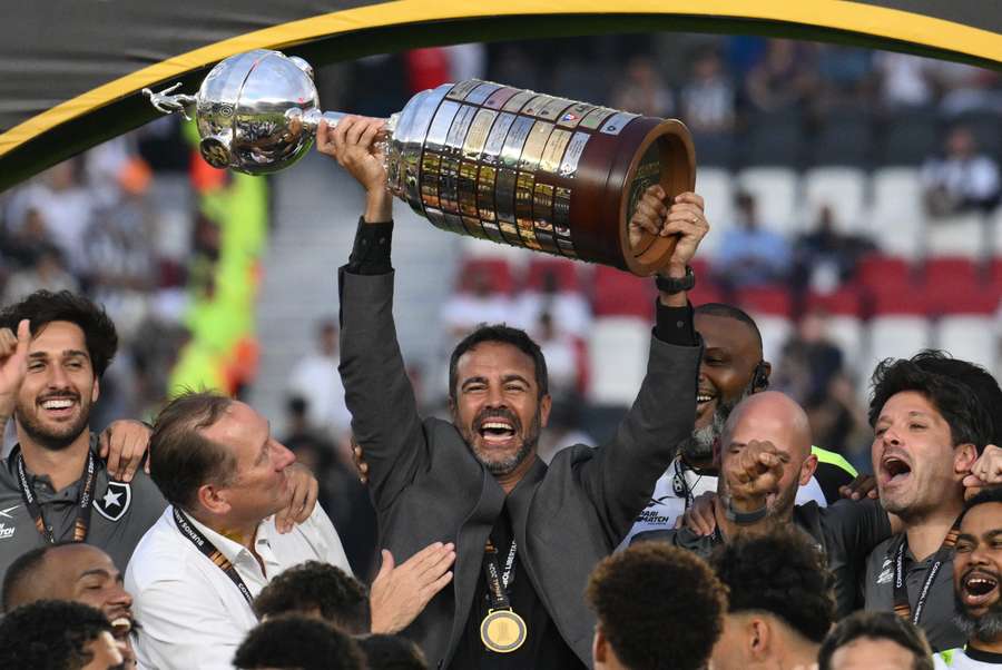 Artur Jorge alza el título.