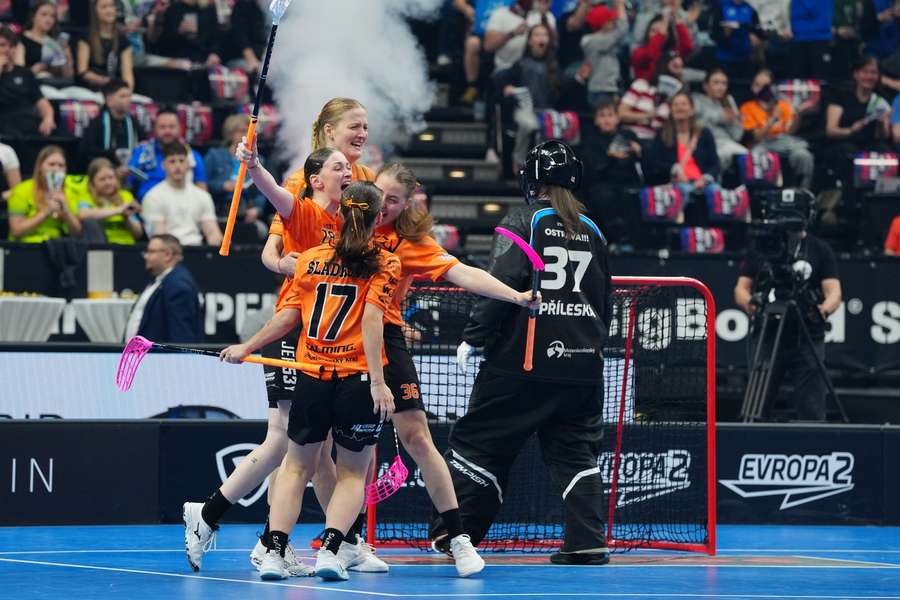 Hráčky Brna slaví úvodní zásah.