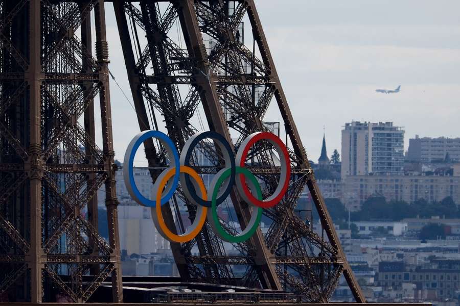 O símbolo olímpico deixou o principal símbolo de Paris