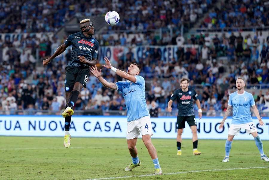 Napoli's Victor Osimhen stijgt boven Lazio's Gil Patric uit om te koppen tijdens de eerdere ontmoeting dit seizoen op 3 september 2022