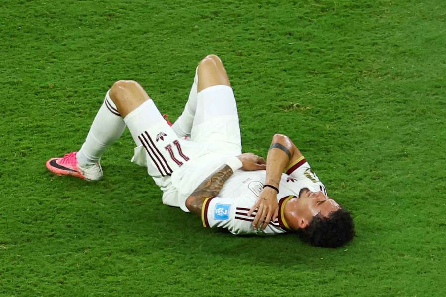 Yeremy Pino se duele en el verde