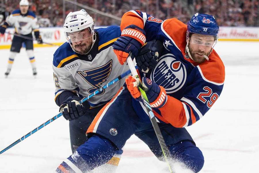 Leon Draisaitl (r.) im Duell mit Blues-Crack Justin Faulk (l.).