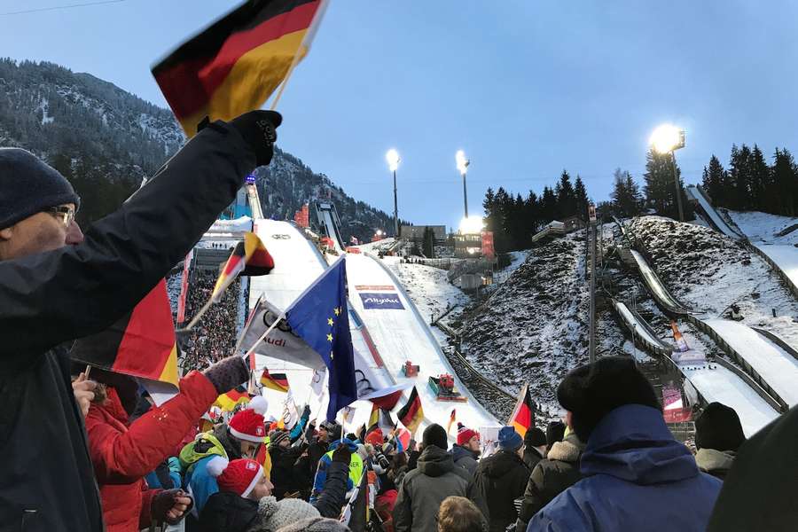 Die Skisprung-Rivalität zwischen Österreich und Deutschland ist in diesem Jahr aktueller denn je.