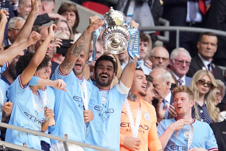 Minulú sobotu dvíhali hráči Manchestru City nad hlavu pohár pre víťaza FA Cupu.