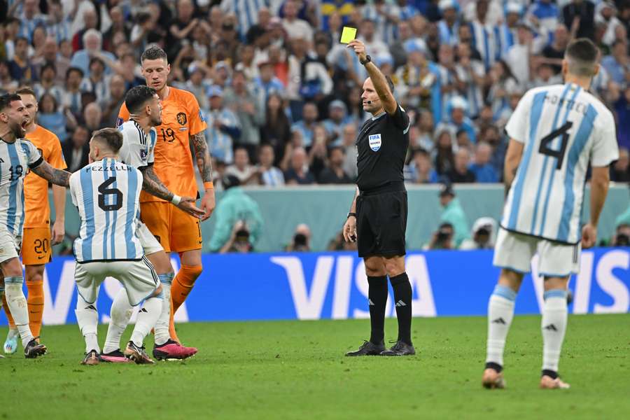 Foram 17 cartões distribuídos pelo árbitro espanhol Mateu Lahoz