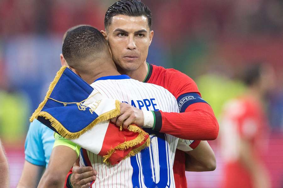 Cristiano Ronaldo e Mbappé antes do encontro entre Portugal e França pela Euro