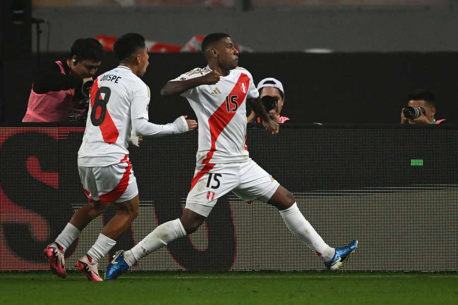 Miguel Araújo e Piero Quispe comemoram diante do Uruguai