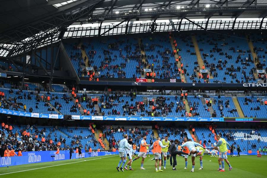 Adeptos protestam contra o Manchester City