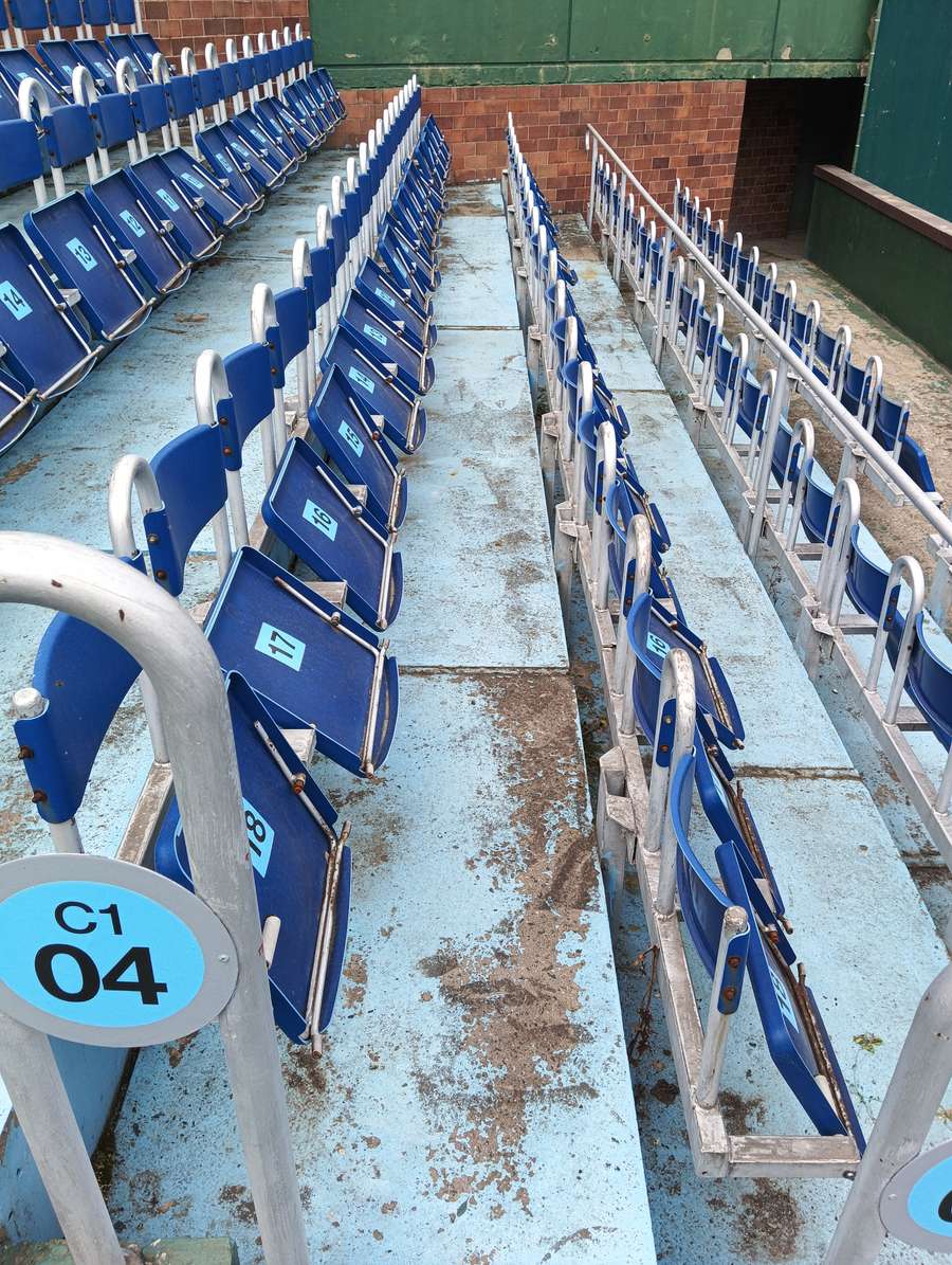 Zchátralé tribuny centrálního kurtu na Štvanici.