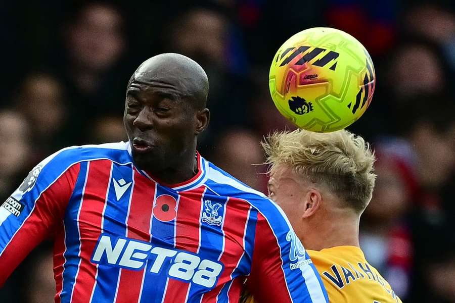 Mateta fights for the ball with Van Hecke Mateta fights for the ball with Van Hecke