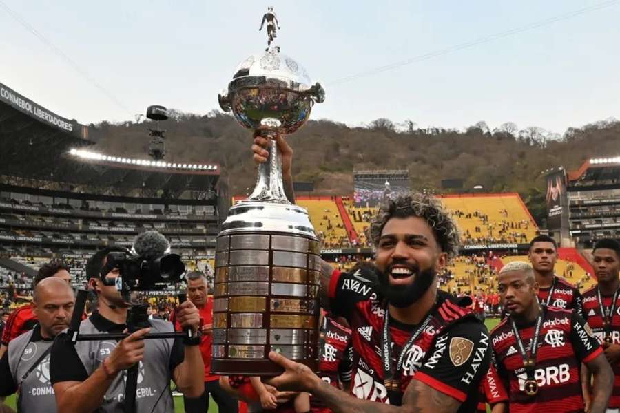 Gabriel Barbosa festeja el título de la Copa Libertadores