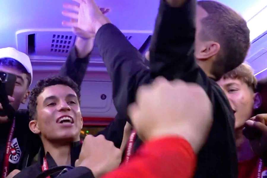 Austria is on Fire! ÖFB-Youngsters feiern Bus-Party nach WM-Gruppensieg Austria is on Fire! ÖFB-Youngsters feiern Bus-Party nach WM-Gruppensieg