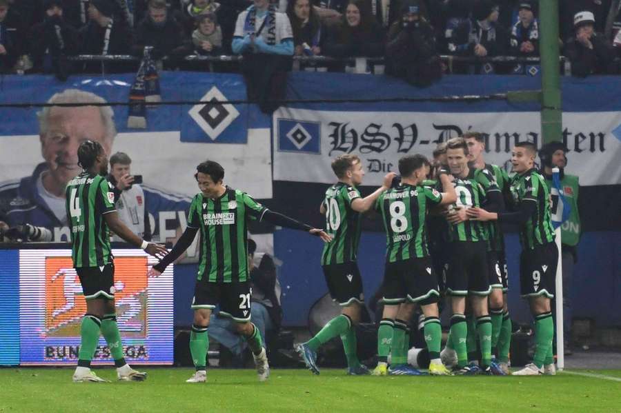 Fanproteste sorgen beinahe für Abbruch: HSV unterliegt Hannover in wilder Partie