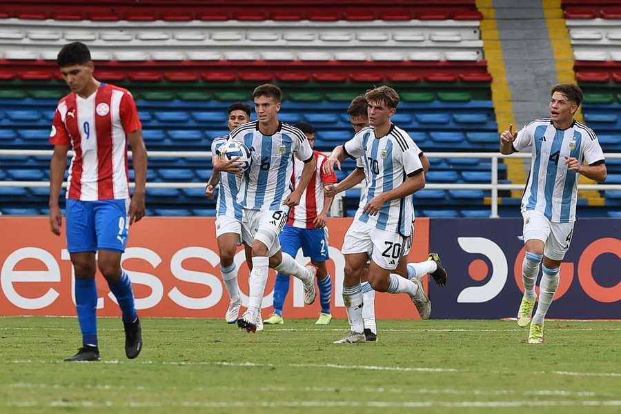 Máximo Perrone corre con el balón tras anotar ante Paraguay