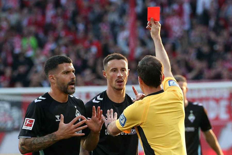 Marco Friedl wurde gegen Mainz vom Platz geschickt.