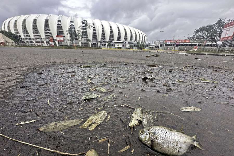 O rastro de destruição no entorno do Beira-Rio, em Porto Alegre