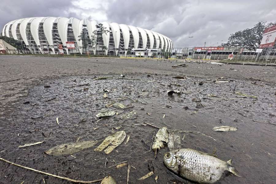 O rastro de destruição no redor do Beira-Rio, em Porto Alegre