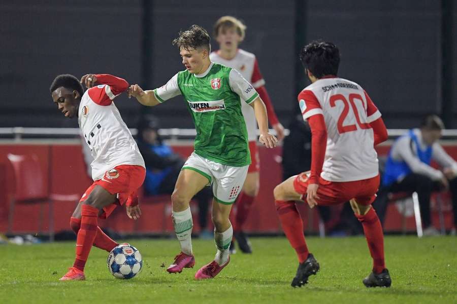 FC Dordrecht's Mathis Suray in actie tijdens de ontmoeting met Jong Utrecht op 2 maart 2021