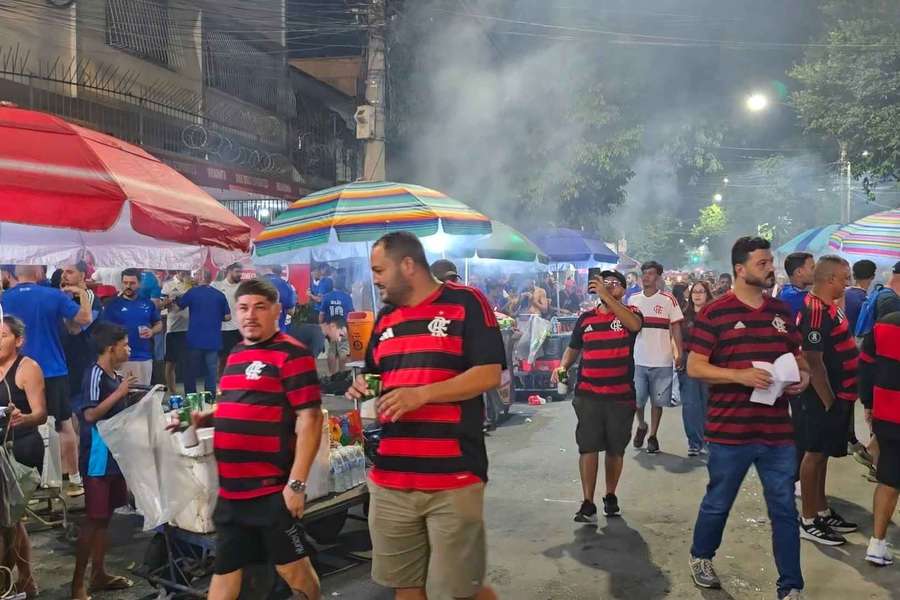 Torcedores de Flamengo e Cruzeiro no Maracanã antes de jogo da Libertadores