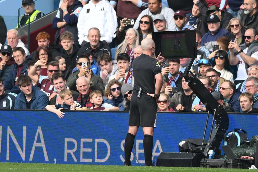Árbitro Paul Tierney verifica o VAR na partida entre Aston Villa e West Ham para a Premier League Árbitro Paul Tierney verifica o VAR na partida entre Aston Villa e West Ham para a Premier League