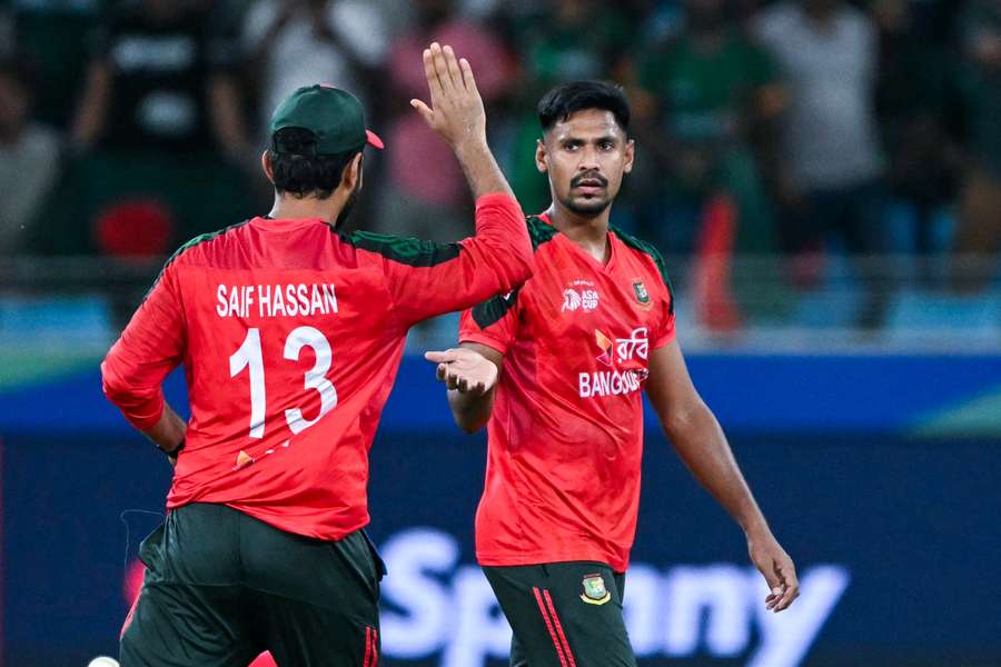 Bangladesh fast bowler Mustafizur Rahman (R)