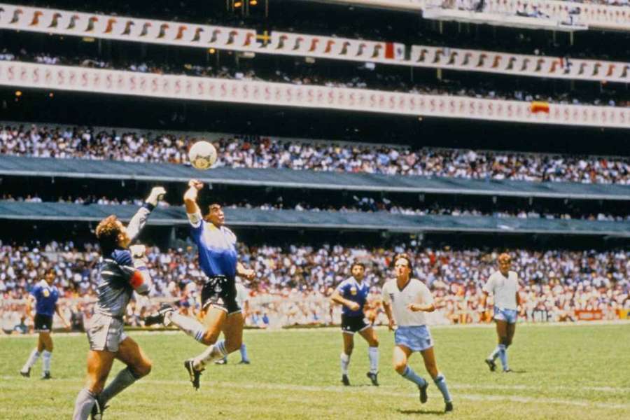 Diego Maradona marca con la mano ante Inglaterra en 1986 Diego Maradona marca con la mano ante Inglaterra en 1986