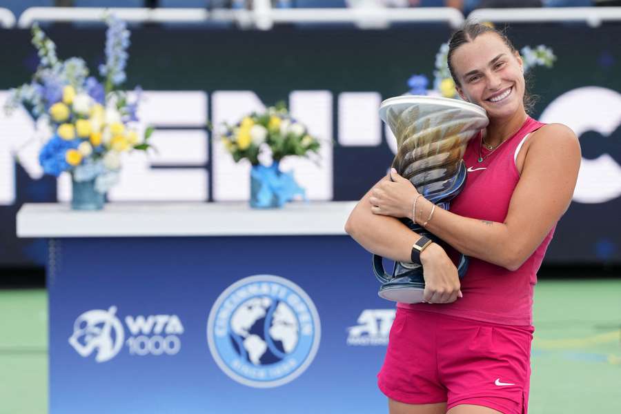 Sabalenka cu trofeul ei