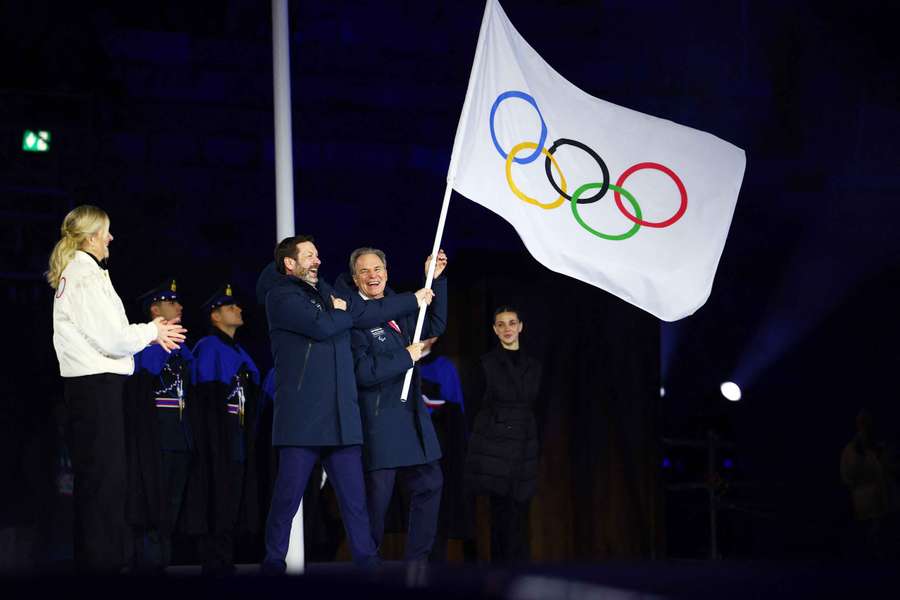 Le drapeau olympique transmis aux Alpes françaises, hôtes des Jeux en 2030