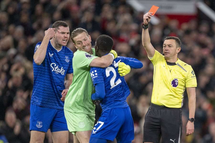 Gueye foi expulso após chapada em Michael Keane