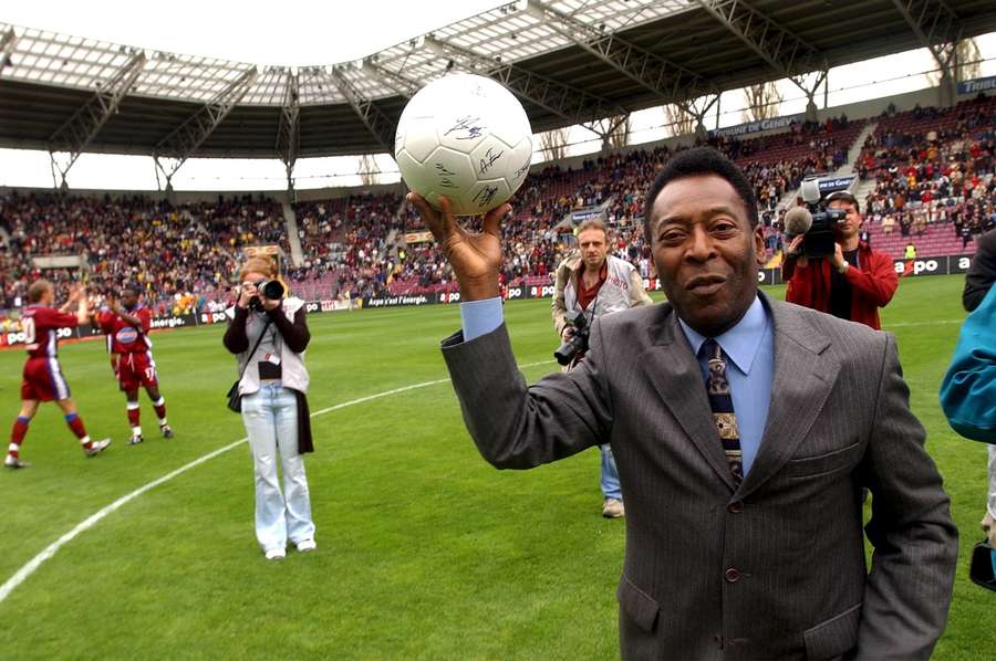 Pelé voorafgaand aan een wedstrijd tussen Servette FC en BSC Young Boys, in Genève, Zwitserland