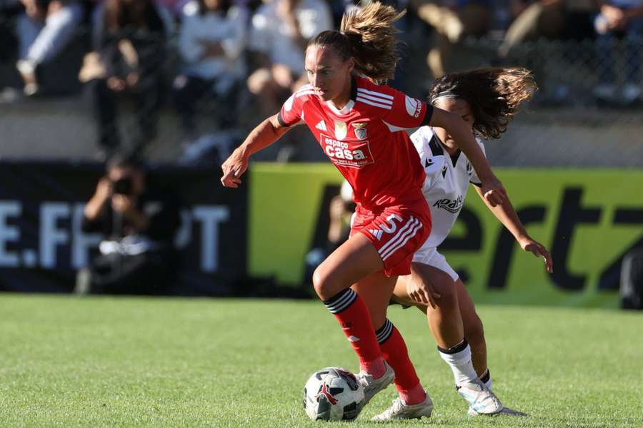 Marit Lund conduz a bola