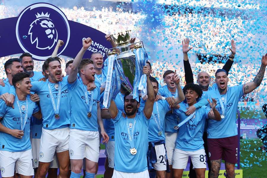 Ilkay Gundogan soulève le trophée de la Premier League après la victoire de Manchester City sur Chelsea (1-0) à l'Etihad Stadium.