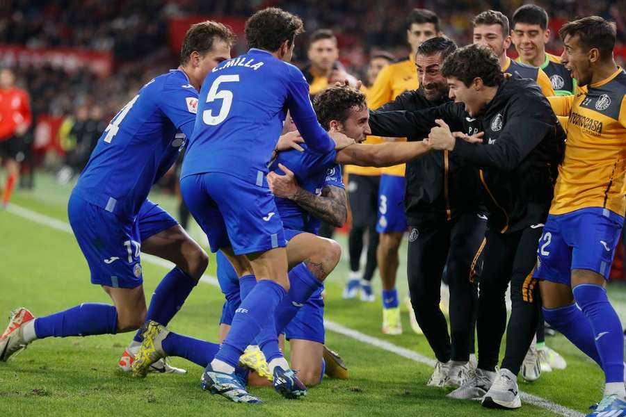 Mata celebra con sus compañeros y con el banquillo su primer gol de la temporada