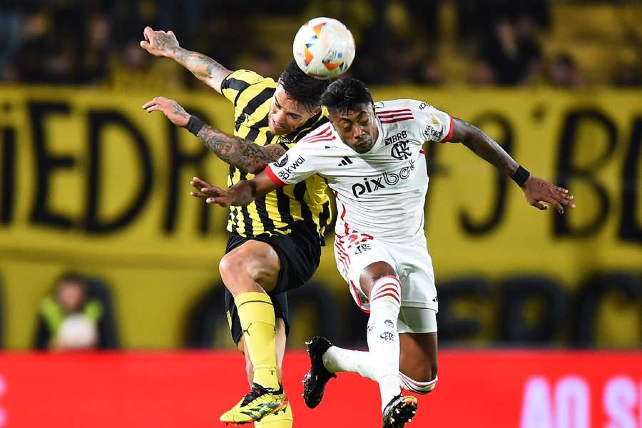 Peñarol e Flamengo não saíram do 0 a 0 no Campeón del Siglo