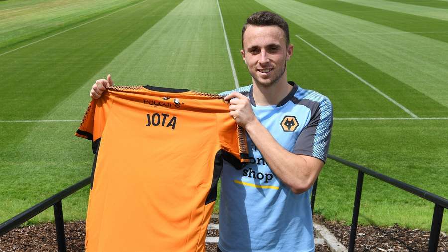 Jota signs for Wolves, 2017