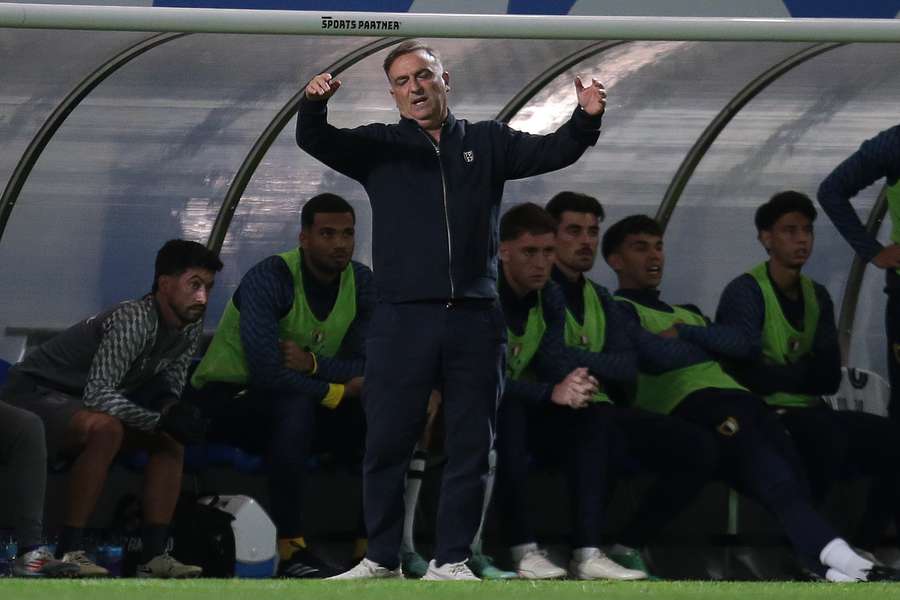 Carlos Carvalhal durante o jogo entre Paredes e Famalicão Carlos Carvalhal durante o jogo entre Paredes e Famalicão