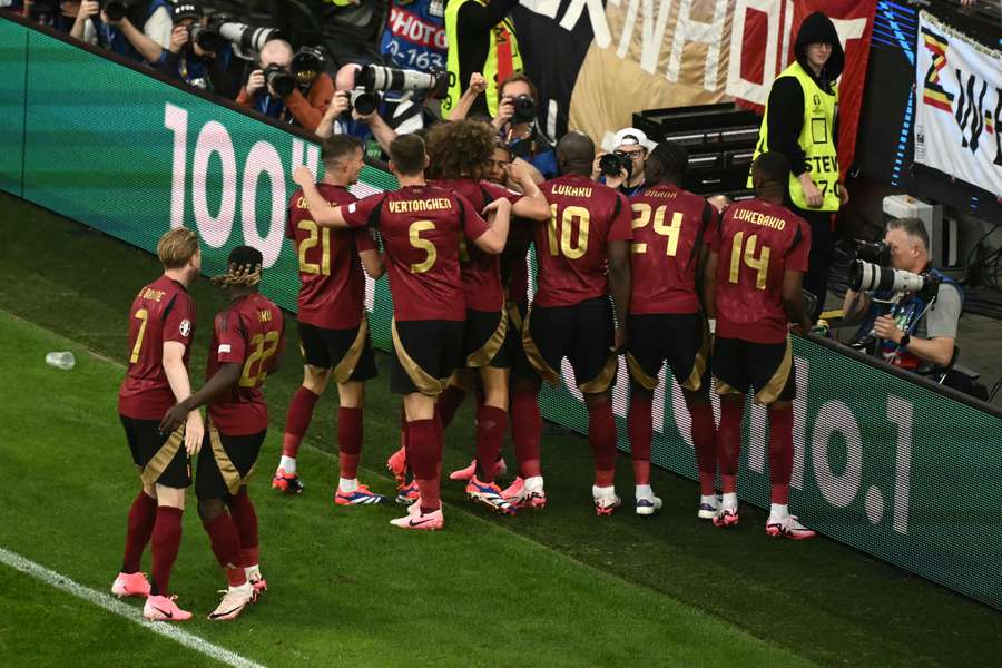 Los jugadores de Bélgica celebran el primer ogl.