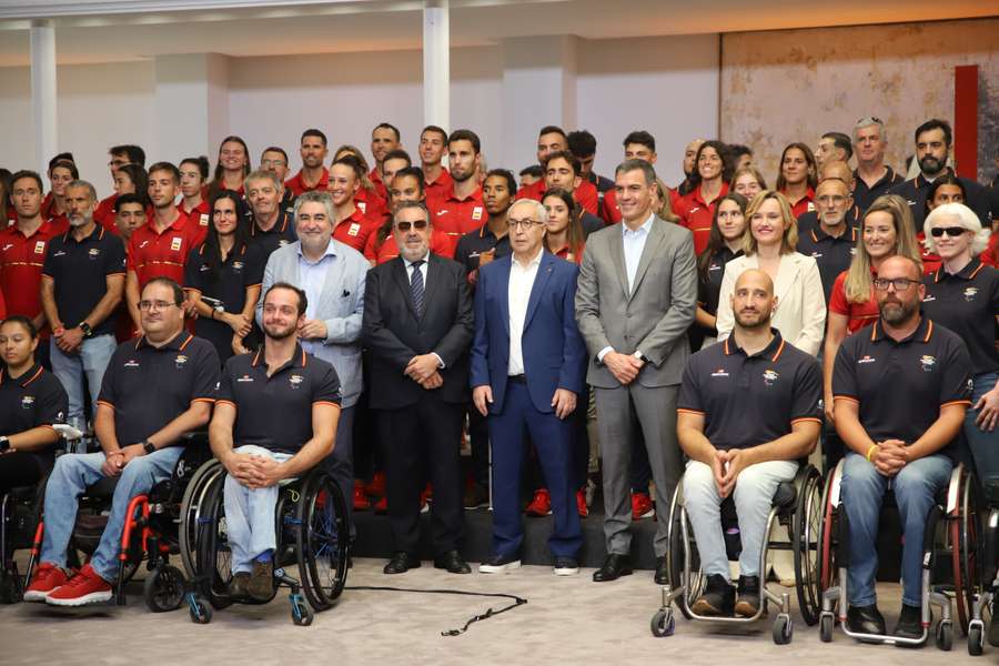 Foto de familia de la recepción a deportistas olímpicos y paralímpicos