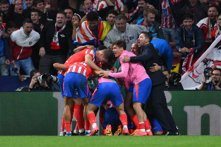 Diego Simeone celebra un gol contra el RB Leipzig con los jugadores