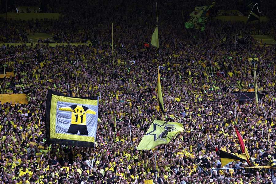 Adeptos do Borussia prestaram homenagem a Reus
