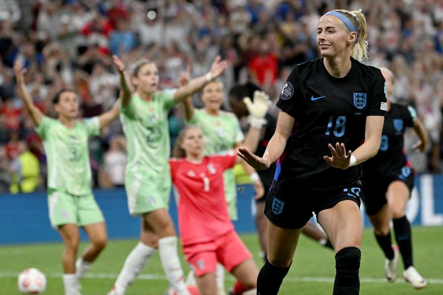 Chloe Kellyová slaví vítězný gól v zápase s Itálií.