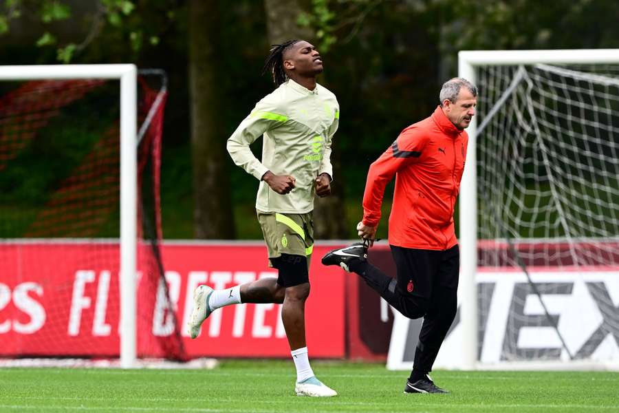 Rafael Leão stond op het veld maar aan de kant tijdens de laatste training voor de wedstrijd