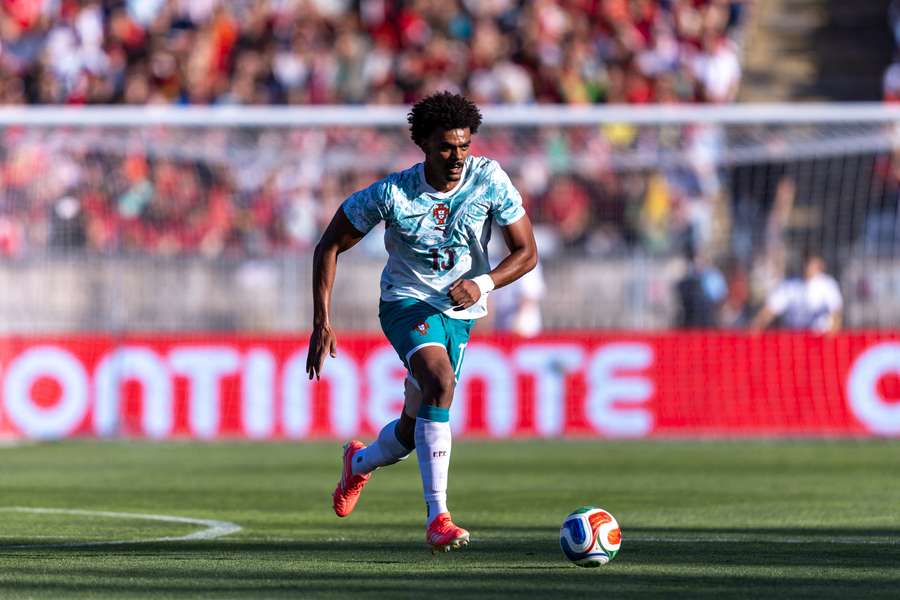Renato Veiga na partida com o Chile