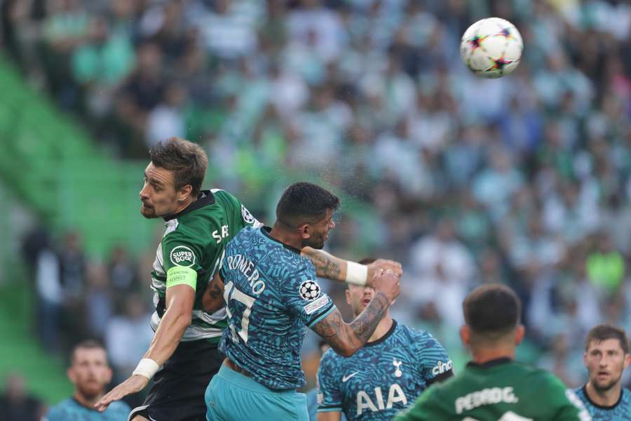 Cristian Romero disputa el balón durante un partido contra el Sporting de Portugal