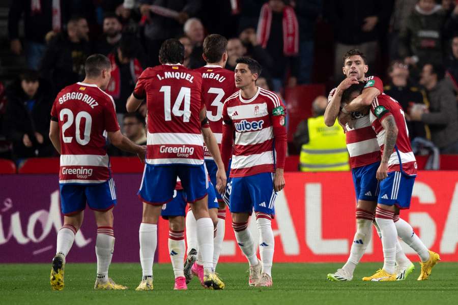 Los jugadores del Granada celebran el tanto del empate