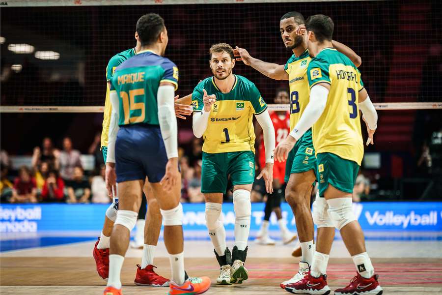 Brasil sofre com bloqueio do Canadá, perde no tie-break, e tenta se  complicar na VNL