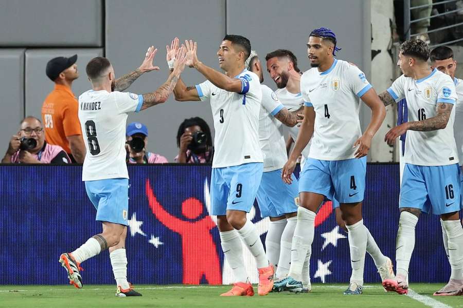 Les Uruguayens célébrant le cinquième et dernier but.