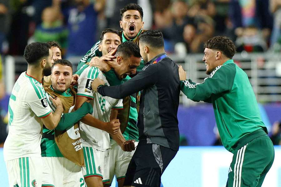 Nadhir Benbouali (M.) feiert seinen Treffer zum zwischenzeitlichen Ausgleich für Algerien. Nadhir Benbouali (M.) feiert seinen Treffer zum zwischenzeitlichen Ausgleich für Algerien.